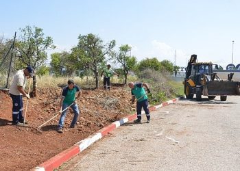 Mersin Yenişehir Belediyesi park ve yeşil alanlarda çalışmalarını sürdürüyor