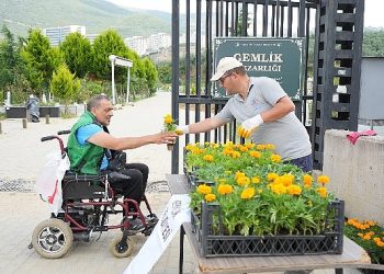 Mezarlıklarda çiçekler Gemlik Belediyesi’nden