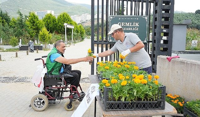 Mezarlıklarda çiçekler Gemlik Belediyesi’nden