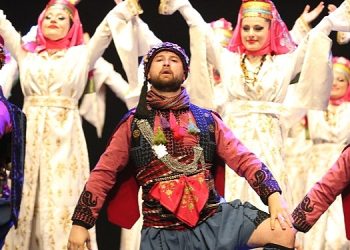 Nilüfer Halk Dansları Topluluğu “Nirengi” ile büyüledi