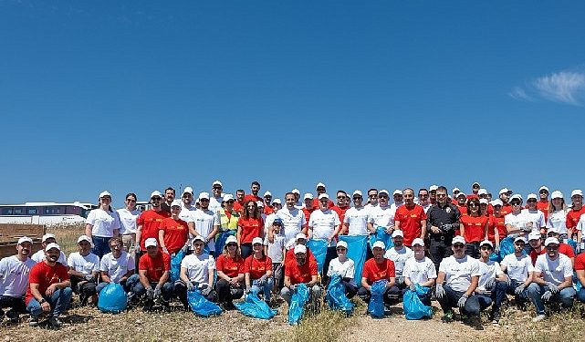 Philip Morris Türkiye ve Torbalı sanayi kuruluşları çalışanları Fetrek Çayı’ında paklık yaptı