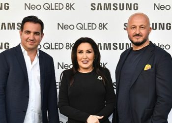 Samsung, Nükhet Duru’nun eşsiz sahne performansıyla 2023 model televizyonlarını İzmir’de tanıttı