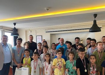 Seferihisar Belediyesi, okulların kapanmasıyla Teos Yaratıcı Müellifler Konutu’nda “Yaza Merhaba Satranç Turnuvası” düzenledi.