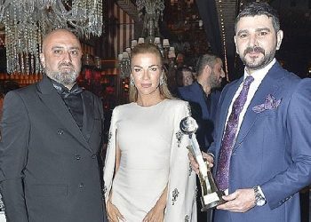 Semih Sarıalioğlu mükafatını ünlülerle kutladı