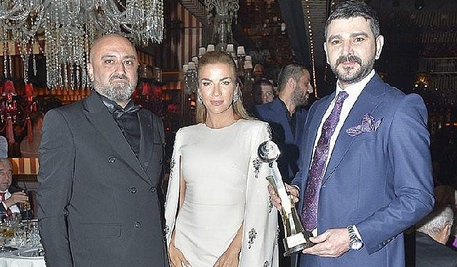 Semih Sarıalioğlu mükafatını ünlülerle kutladı