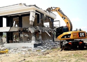 Tarım yerine yapılan lüks yapı yerle bir edildi