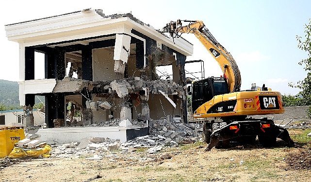 Tarım yerine yapılan lüks yapı yerle bir edildi