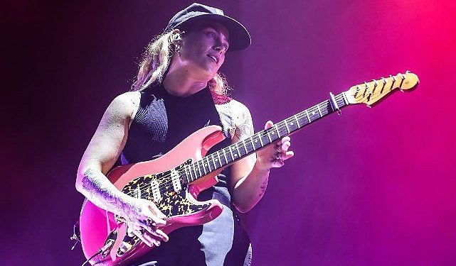 Tash Sultana Türkiye’de Birinci Kere PSM Loves Summer by %100 Müzik Kapsamında Müzikseverlerle Buluştu