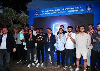 Türk basketbolunun lokomotifi Anadolu Efes, şampiyonluklarını kutladı