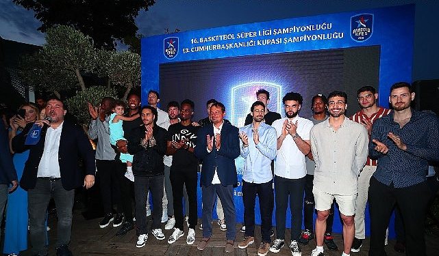 Türk basketbolunun lokomotifi Anadolu Efes, şampiyonluklarını kutladı