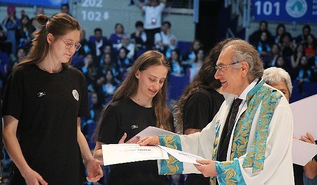 Üsküdar Üniversitesi 10. Mezunlarını uğurladı