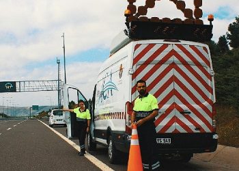 Yolları açık tutan otoyol çalışanlarının güvenliği şoförlerin elinde