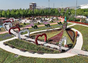 27 Çeşitte, 400 bin çiçeğe konut sahipliği yapıyor