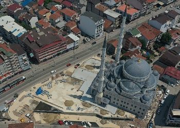 Altı otopark, üstü meydan