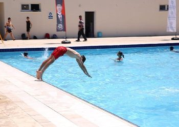 Aydın Büyükşehir Belediyesi’nden Karacasulu çocuklara karne ikramı