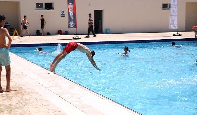 Aydın Büyükşehir Belediyesi’nden Karacasulu çocuklara karne ikramı