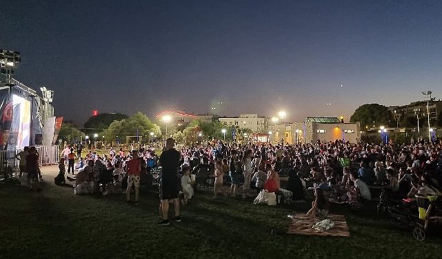 Aydın Büyükşehir Belediyesi’nin düzenlediği açık hava sinemalarına vatandaşlardan ağır ilgi