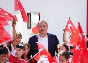 Ayvalık Belediyesi, yaz tatili mühletince çocukların ve gençlerin verimli ve keyifli vakit geçirmeleri maksadıyla yaz kursları düzenliyor.