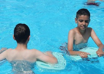 Bağcılarlı çocuklar havuzlarda serinliyor