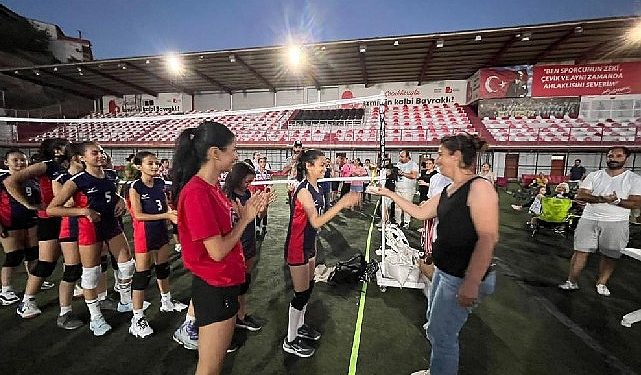 Bayraklı’da voleybol şenliği