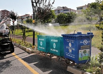 Belediye grupları sivrisinek ve haşereye karşı ilaçlama yapıyor 