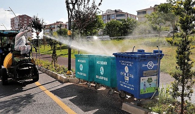 Belediye grupları sivrisinek ve haşereye karşı ilaçlama yapıyor