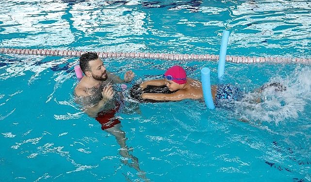 Bucalılar belediyenin havuzlarında serinliyor