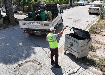 Burhaniye Belediyesi Sıhhat İşleri Müdürlüğü takımları 12 Kişi ve 5 araç ile yılın 12 ayı yaptığı ilaçlama çalışmalarına yaz döneminde sürat kazandırdı.