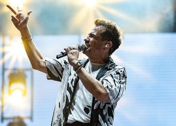 Bursa ve İzmir’de Kenan Doğulu’ya ağır ilgi