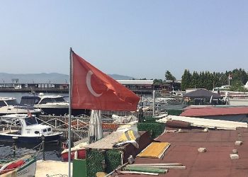 Büyükşehir Zabıtası rengi solan Türk Bayrağını yenisiyle değiştirdi