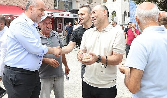 Canik Belediye Lideri İbrahim Sandıkçı, vatandaşlara aşure ikram etti.
