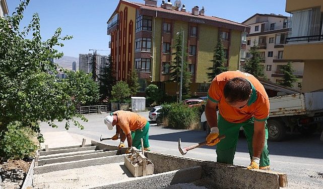 Çankaya’da merdivenli yol imali sürüyor