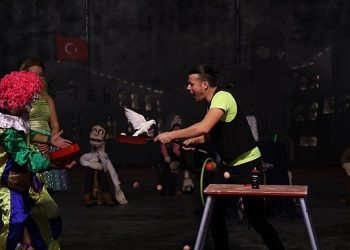 Çocuklar Sirk Gösterisi Ve Kukla Gösteriyle Eğlendi