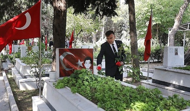 DEÜ Rektör Yardımcısı Prof. Dr. Tanarslan: Demokrasi Şehitlerimizi Rahmetle Anıyoruz