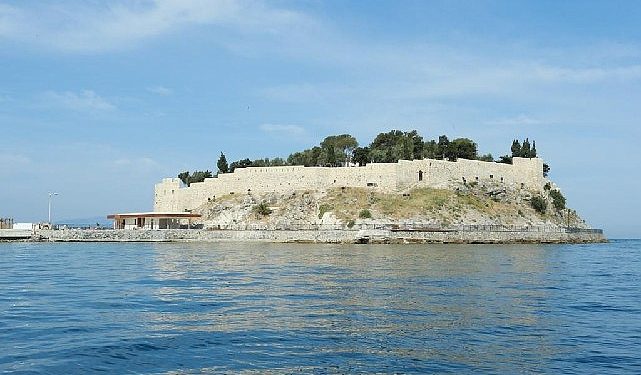 Dünyaca ünlü ören yerleri, tertemiz kıyılar ve çağdaş kent yaşantısı gençleri bekliyor