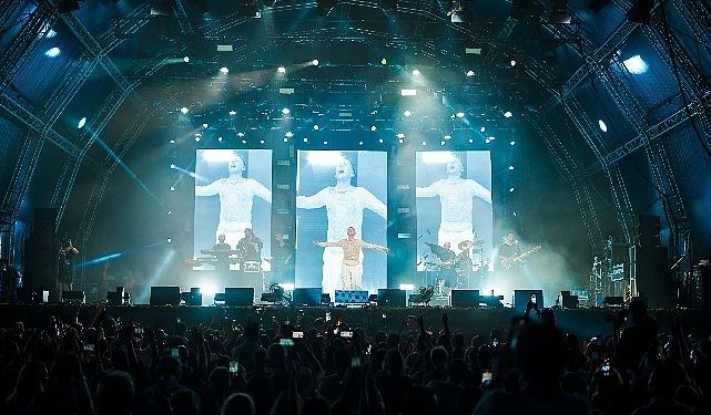 Edis Mükemmel Sahne Performansı ile 10 Bin Seyirciyi Mest Etti