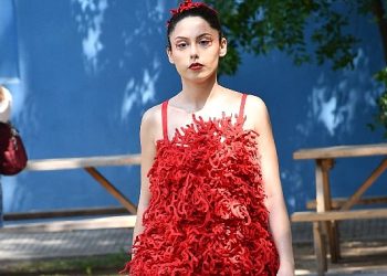 Ege Üniversitesi Moda ve Tasarım Yüksekokulunun birinci mezunlarından moda gösterisi