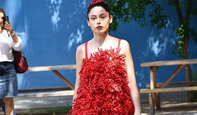Ege Üniversitesi Moda ve Tasarım Yüksekokulunun birinci mezunlarından moda gösterisi
