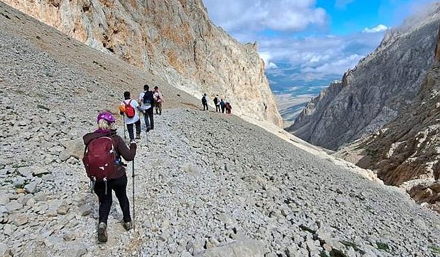 Eğitimi Tamamlayan Dağcılar Tepeye Yürüdü