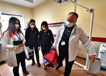 Eşrefpaşa Hastanesi’nin konutta bakım takımları 18 bin şahsa derman oldu