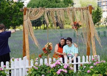 Genç yaşlı herkez lavanta ve gül bahçesi cekim platosunda 