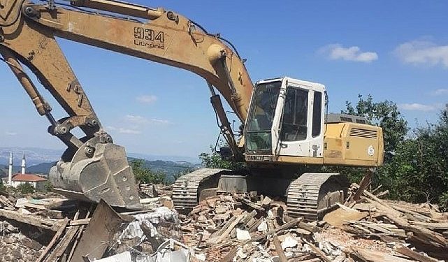 Gölcük’te metruk ve orta hasarlı bina yıkımları sürüyor