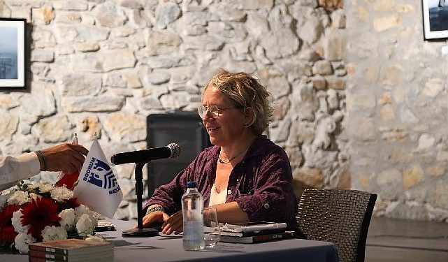 Hacer Foggo “Askıda Hayatlar” kitap imza günü