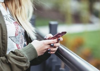 İnsanların yüzde 82’si diğerlerinin telefonunu kurcalıyor