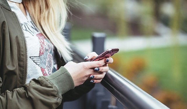 İnsanların yüzde 82’si diğerlerinin telefonunu kurcalıyor
