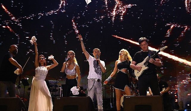 İstanbul Şenliği’nde Hande Yener ve Serdar Ortaç Rüzgarı Esti