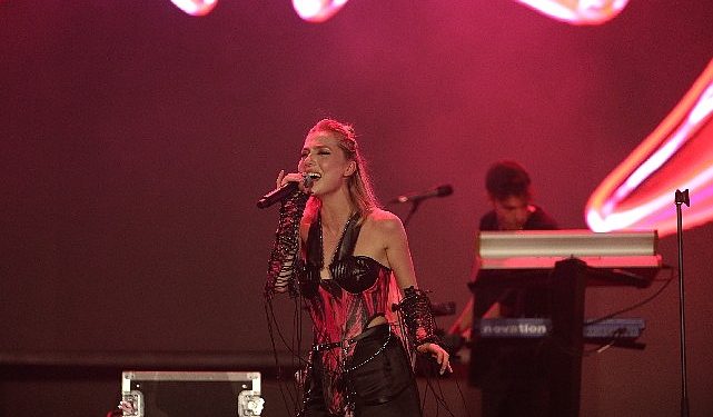 İstanbul Şenliği’nin Coşkulu İkinci Gününde Skapova, Yedinci Konut, Mavi ve Güneş Sahne Aldı