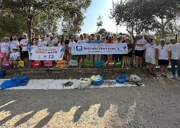 İzmir’de gençlerden deniz çöpü izleme aktifliği