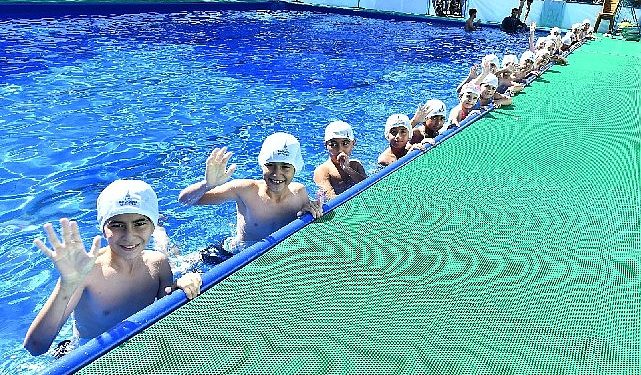 İzmir’de havuzlar kuruldu çocuklar memnun