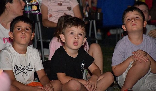 İznik’te Açık Hava Sinemasına Miniklerden Ağır İlgi